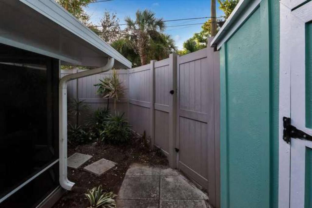 Charming Studio W Pool One Mile To Beach Pets Welcome Lake Worth Beach Exterior photo
